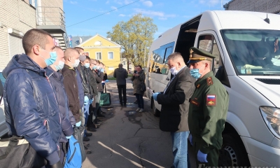 Гатчина отправила первую команду призывников
