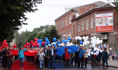 Как гордо развевается твой флаг, великая Россия!